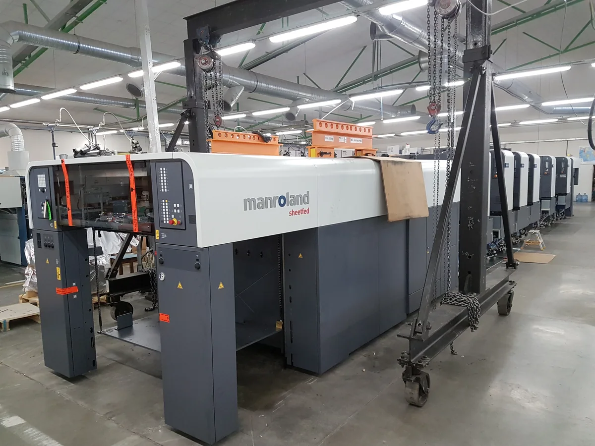 Dlouhý tiskový stroj s modrou hydraulickou zvedací technikou.