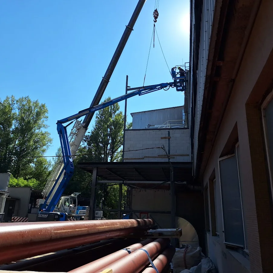 Dismantling steel members from the industrial building facade.