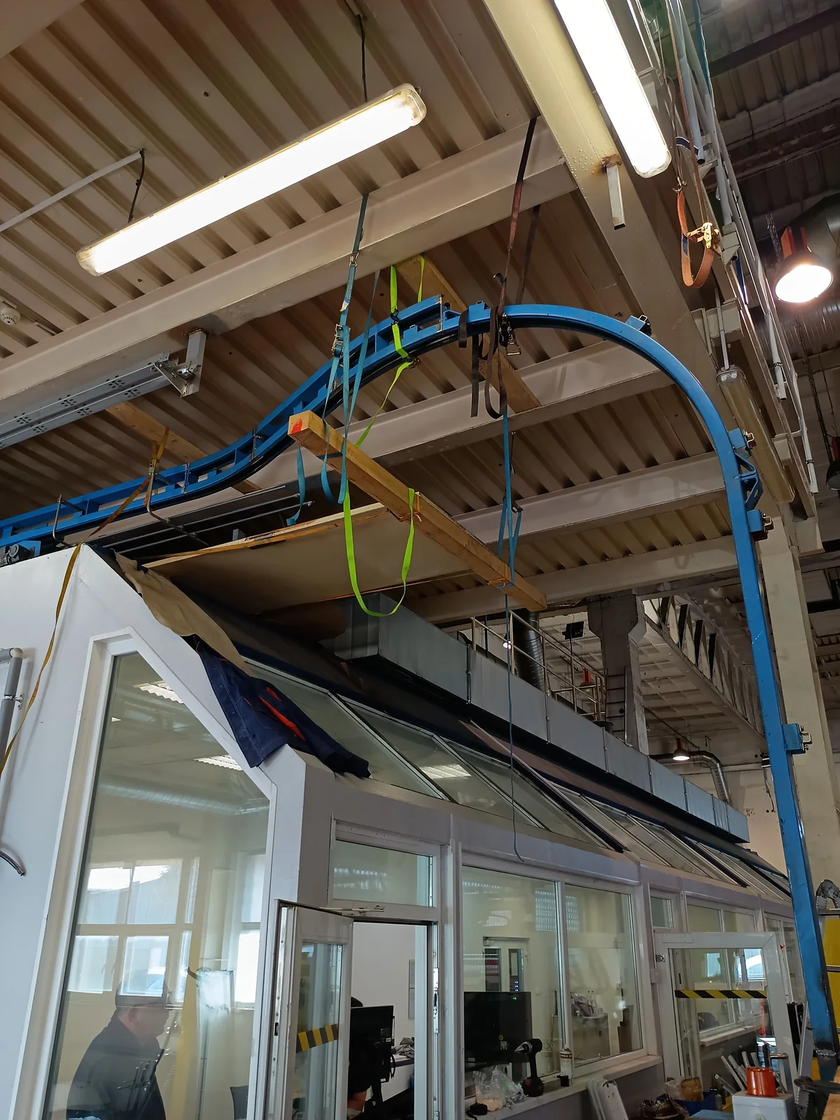 Oblouky závěsného dopravníku a podpory při instalaci systému FERAG.