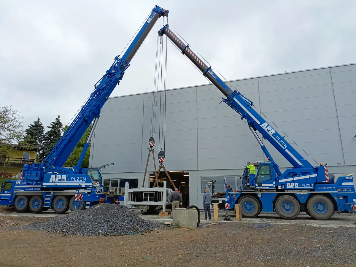 Montage einer hydraulischen Presse mit zwei Mobilkranen.