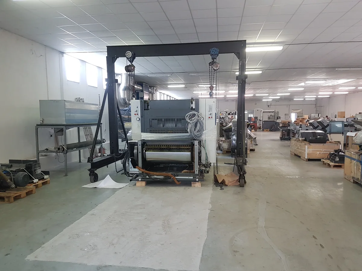 Montage einer Man Roland 700 mit einem Hubportal in Pardubice.