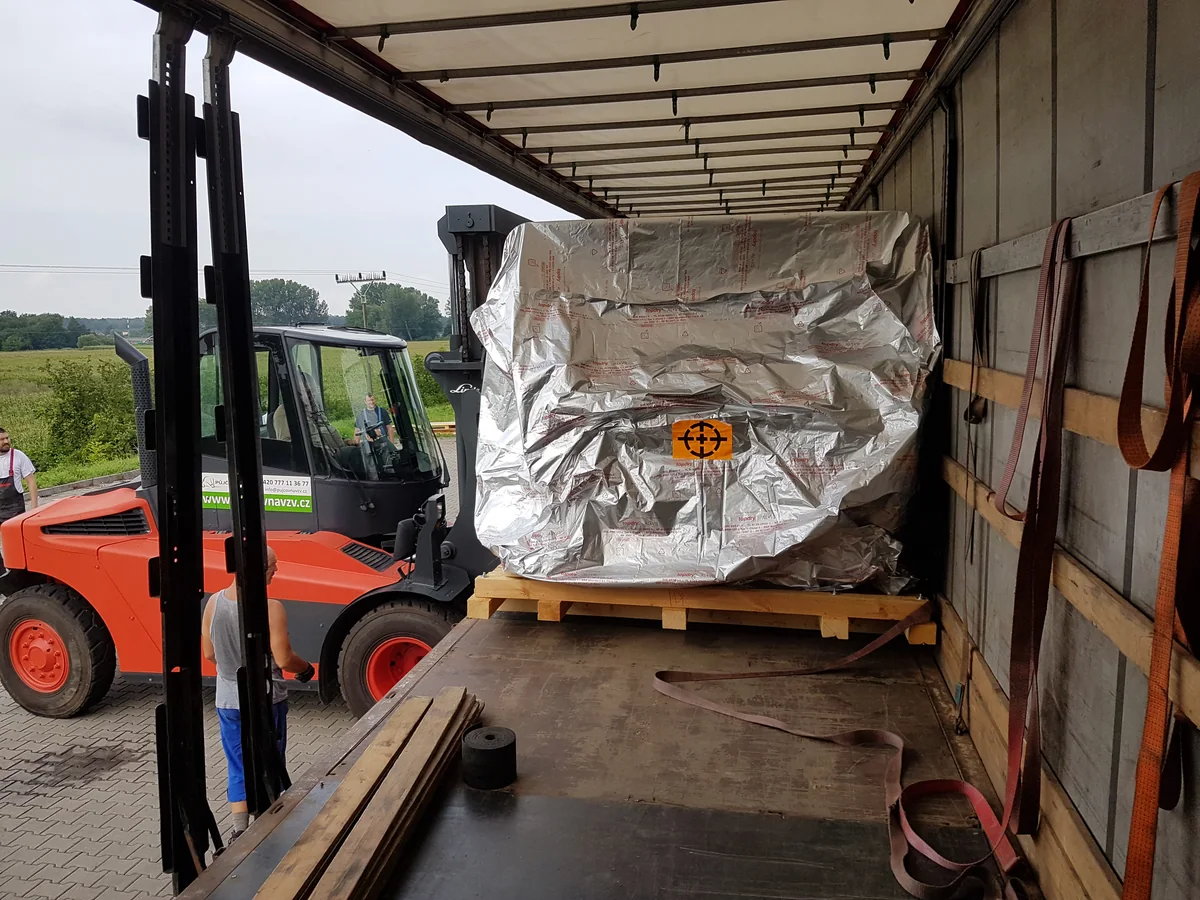 Entladung eines verpackten Druckwerks von einem Auflieger in Zlín.