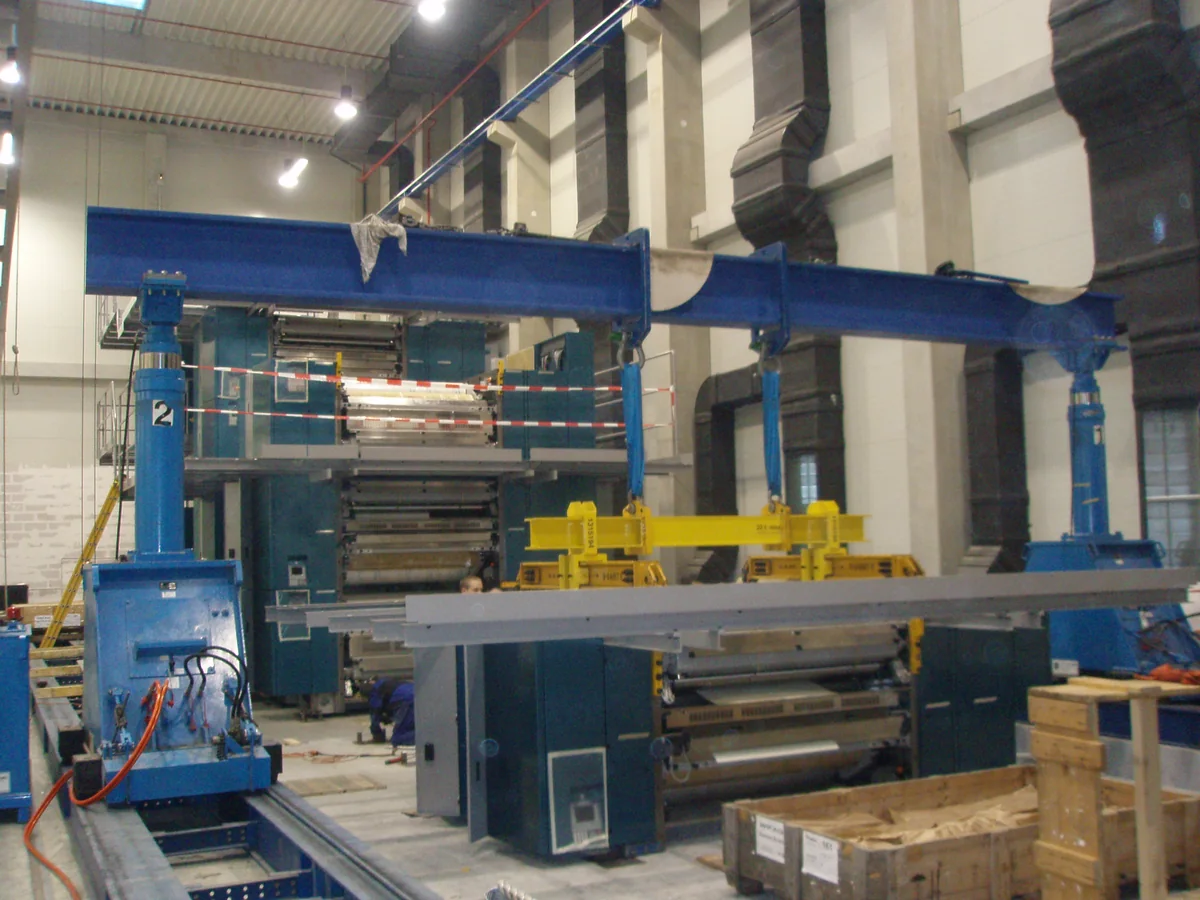 Hydraulický portál při instalaci tiskového stroje COMPACTA 818.