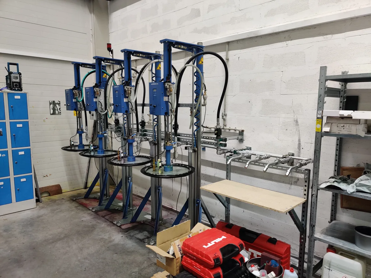 Detailansicht der Pumpen- und Druckleitungsanschlüsse.