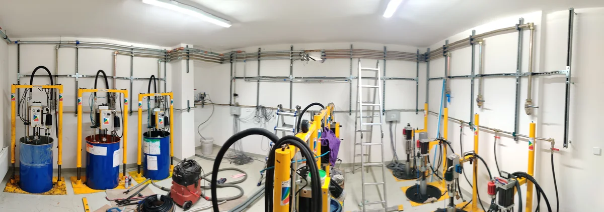 Panoramaansicht einer automatischen Druckfarbversorgungsanlage.